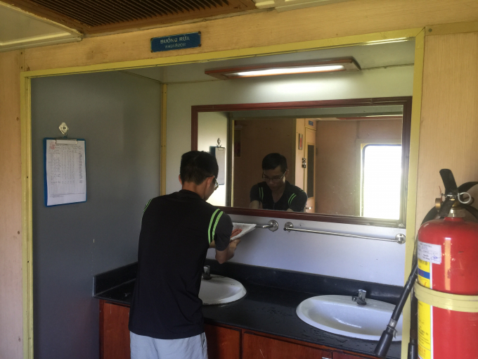 Tại các toa tàu được bố trí các bồn vệ sinh sạch sẽ để phục vụ du khách