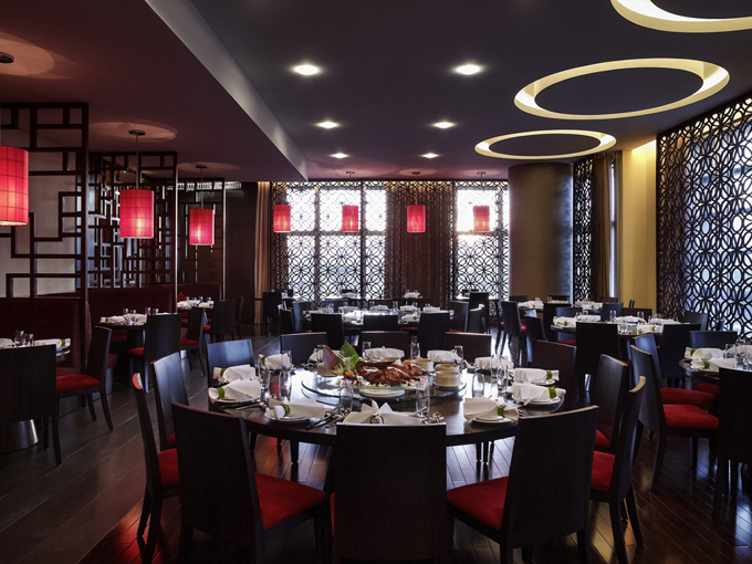 Nhà hàng thứ hai là Golden Dragon với thiết kế sang trọng và hài hòa theo phong cách Trung Hoa, ghi dấu ấn với thực khách bởi không gian ẩm thực đặc sắc với điểm nhấn là Dim Sum.