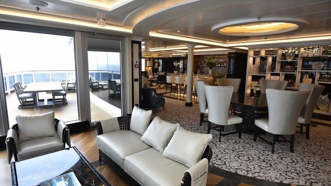 Regent Suite là phòng suite trên du thuyền lớn nhất thế giới, với gần 412 m2. Du thuyền 450 triệu USD có đèn chùm pha lê, bộ đồ ăn Versace và trần nhà làm bằng kính Murano. Với 10.000 USD mỗi đêm, du khách được phục vụ các bữa ăn ngoài trời, du ngoạn trên bờ, trị liệu. Nếu không muốn rời khỏi phòng, khách sẽ được phục vụ bởi một quản gia cá nhân. Căn phòng gồm một spa riêng, phòng xông hơi và chiếc giường trị giá 150.000 USD. 