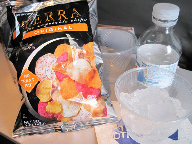 Khách hạng tiết kiệm của hãng này thật thiệt thòi khi chỉ được ăn snack và nước lọc đá ở chuyến bay ngắn.