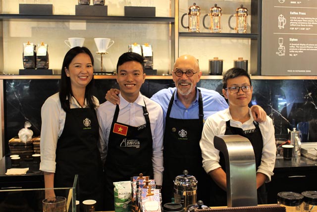 Ông Major chụp ảnh cùng các barista tại cửa hàng Starbucks Reserve Coffee Bar số 6, Nhà Thờ, Hà Nội