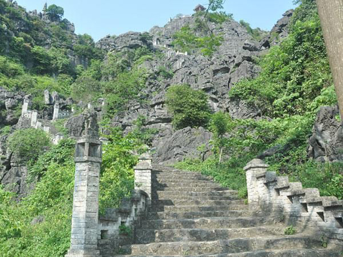 Đường lên đỉnh núi Múa chính xác được lấy cảm hứng từ Vạn Lý Tường Thành của Trung Quốc, từ dưới chân núi đã thấy rõ những bậc thang trắng dẫn lên thiên đỉnh, giống hệt như đường đến chốn bồng lai.