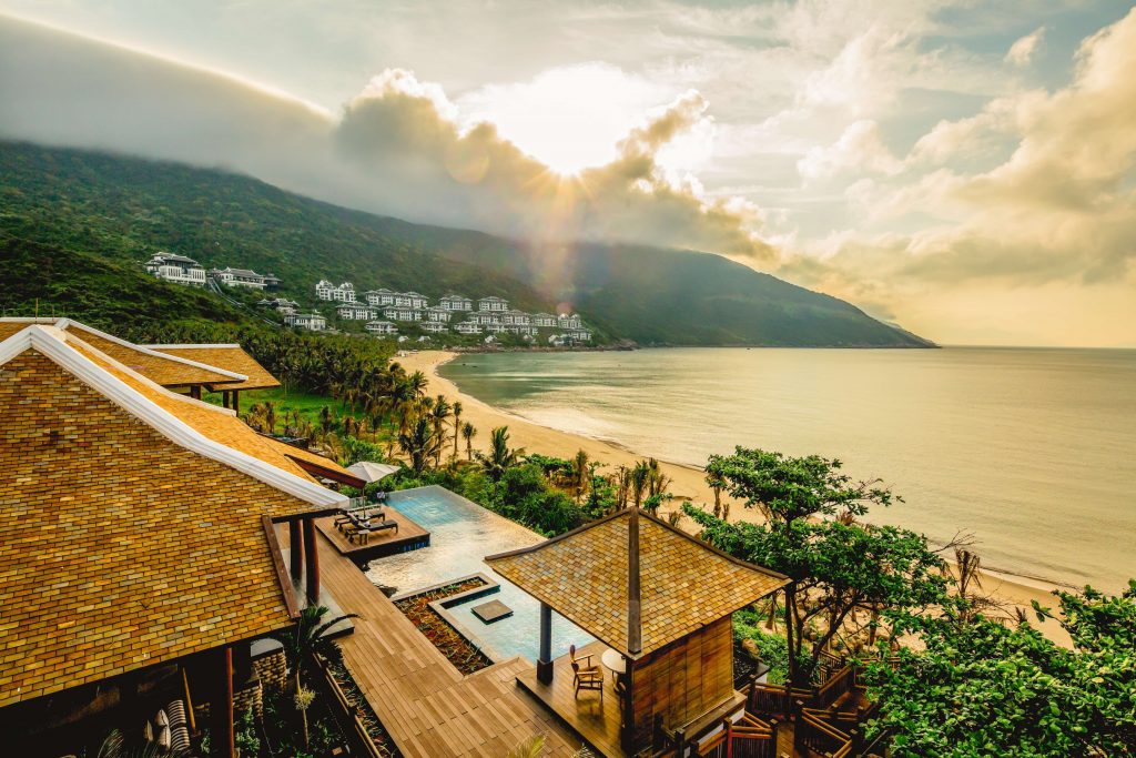  InterContinental Danang Sun Peninsula Resort đã trở thành khu nghỉ dưỡng duy nhất trên thế giới hai năm liên tiếp (2014 và 2015) được World Travel Awards vinh danh “Khu nghỉ dưỡng sang trọng bậc nhất thế giới”