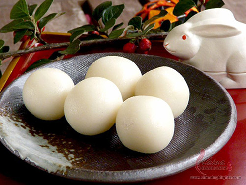 Dango là tên gọi chung của loại bánh bao được làm từ bột gạo (mochiko), loại bánh này khá giống mochi (là một loại bánh gạo của Nhật), thường được dùng chung với trà (Ảnh: Internet) 