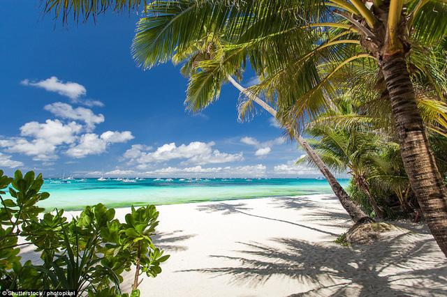 Trong bảng xếp hạng, hòn đảo Boracay của Philippines cũng lọt vào top 3 các đảo đẹp nhất, trên cả Santorini (Hy Lạp)
