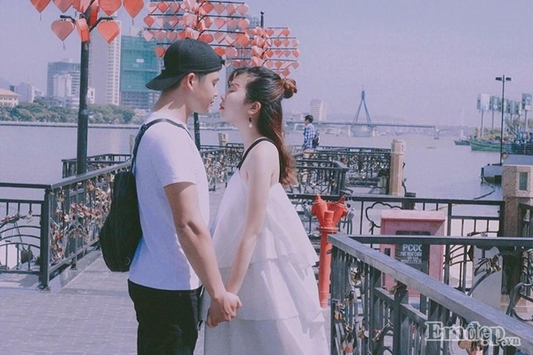 Khoảnh khắc ngọt ngào ở Cầu Tình Yêu ở Đà Nẵng 