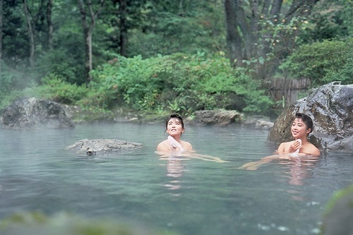 Tắm Onsen giúp cơ thể được trẻ hóa và thư giãn.