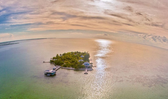 Cayo Espanto là một hòn đảo nghỉ dưỡng xếp hạng 5 sao ở Belize được rất nhiều người nổi tiếng yêu thích. Khách sạn trên đảo có 7 biệt thự gỗ riêng biệt trang trí trang nhã và đều được bao bọc bởi những hàng cọ, dừa xanh mát.
