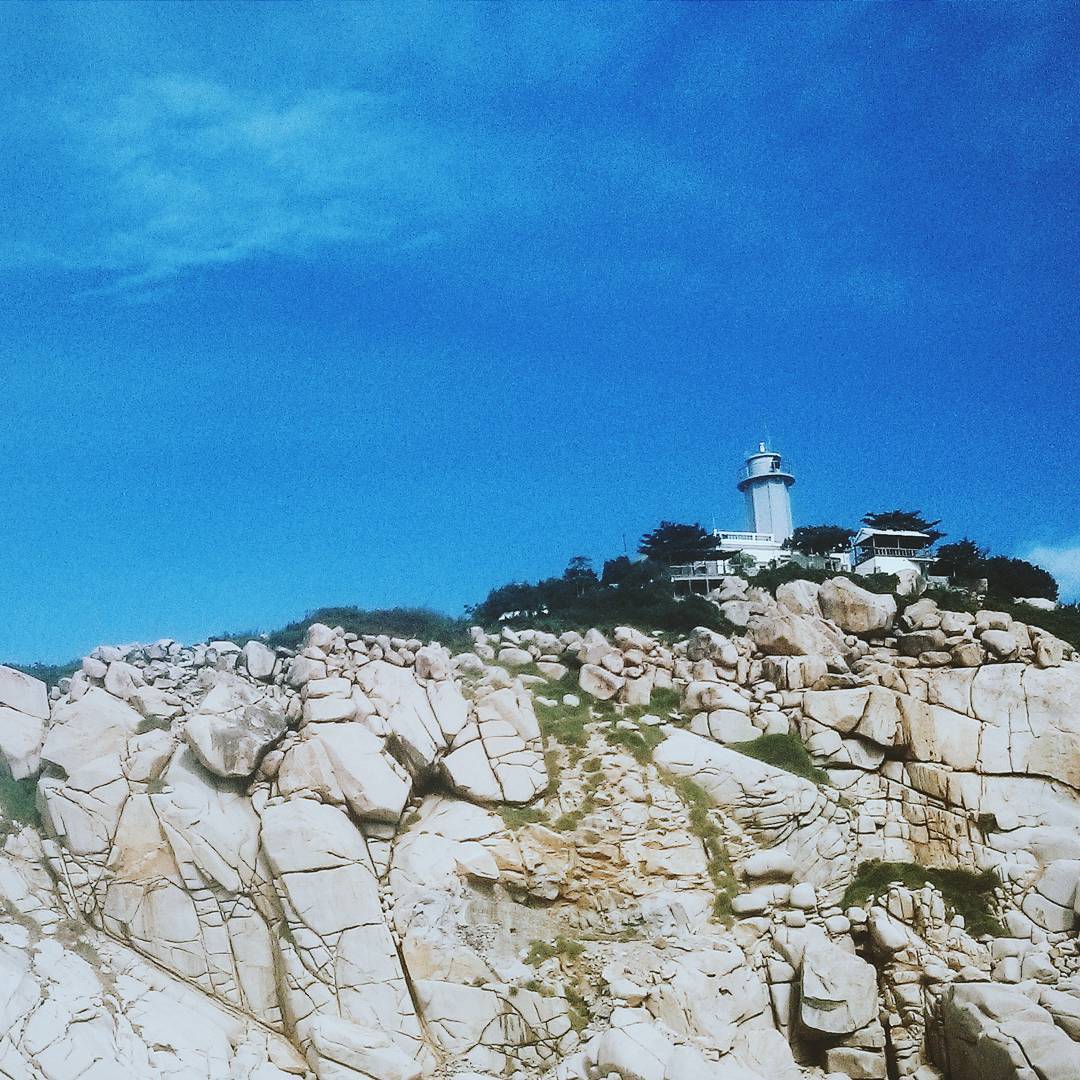 Địa điểm: Hải đăng Hòn Chút nằm trên núi Hòn Bù. Đây là ngọn đèn với hơn 100 năm tuổi, từ đây bạn có thể nhìn được bao quát cả đảo luôn đó. Ảnh: Josie Nghi ʕ•ﻌ•ʔ on Instagram