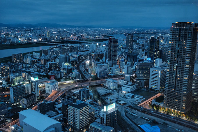 Osaka là thành phố lớn thứ 3 tại nhật chỉ sau Tokyo và Yokohama. Nhiều người ví Osaka như là linh hồn của Nhật Bản. Thành phố này cũng là thủ phủ của những món ăn ngon, đẹp và lạ mắt, cũng như các trung tâm thương mại đông đúc. Du khách có thể dành cả tuần ở đây, chỉ để thăm các khu mua sắm, thử các món ăn được chế biến tinh tế.