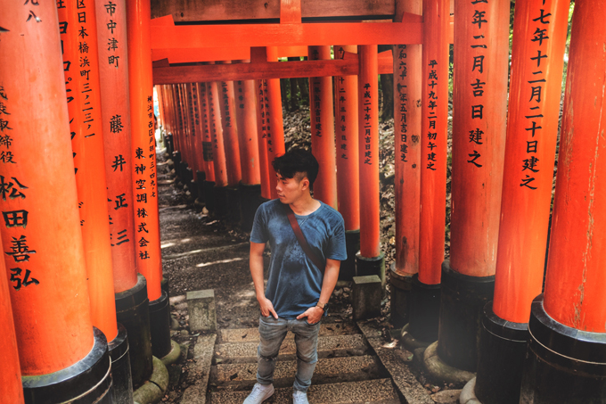 Ở Kyoto, ngôi đền nổi tiếng nhất là Fushimi Inari, tiếng Hán có nghĩa là "hồ ly đại tiên", được ví như vị tiên của lúa gạo. Du khách đến đây bắt gặp hàng nghìn những cây cột sơn đỏ, được gọi là Senbon Torii rất ấn tượng. Để hoàn thành chuyến hành trình, bạn sẽ mất từ 2 đến 3 tiếng, vừa ngắm những cánh cổng đỏ, vừa có thể dành thời gian cầu nguyện. 