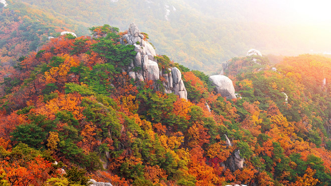 Núi Bukhansan, điểm đến ngắm thu yêu thích của người dân Hàn Quốc như một bức tranh với đủ sắc màu. Du khách tới đây dường như ngược dòng thời gian để lạc vào một xứ sở đầy hơi thở liêu trai.