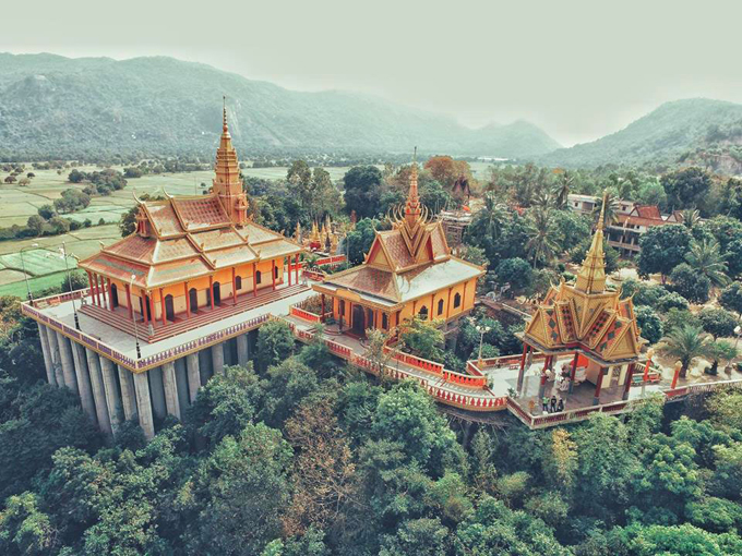 Ngôi chùa được xây dựng trên những cột trụ cao hàng chục mét giữa núi rừng. Ảnh: Lang thang An Giang