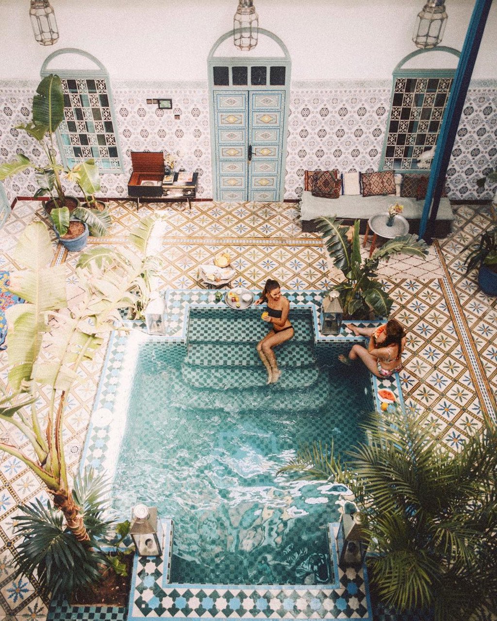 Cũng tại Morocco, bể bơi nằm trong khách sạn Riad BE Marrakech từng làm “điên đảo” cộng đồng du lịch với góc chụp quen thuộc từ trên xuống. Ảnh: Instagram/anna.laura.