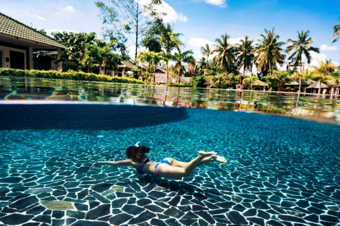 Khu nghỉ dưỡng có hai hồ bơi rộng hơn 300m2 giúp du khách có thể thỏa sức đắm mình vào làn nước trong mát lúc sớm tinh mơ hay chiều tà.