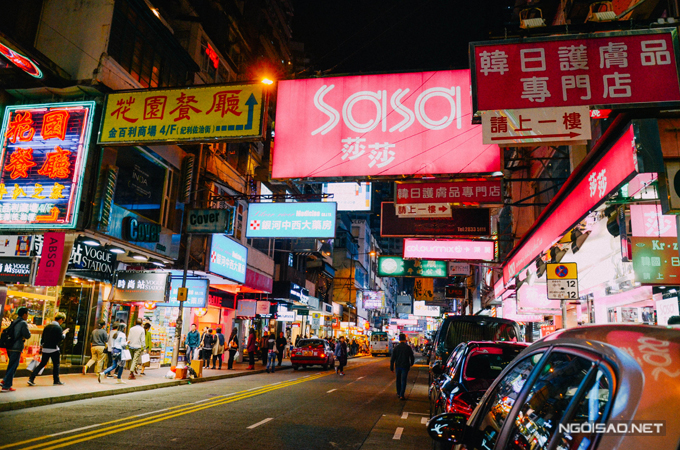 Những con phố náo nhiệt, sặc sỡ ánh đèn làm nên đặc trưng của Hong Kong. Ảnh: Nguyên Chi