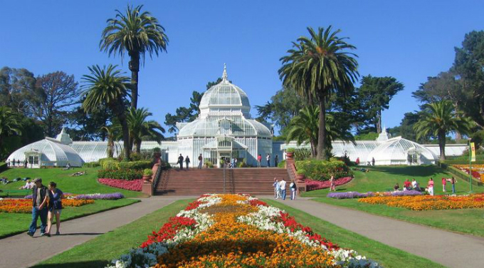 Công viên được xây dựng từ năm 1871, theo hình chữ nhật, chiều dài gần 5 km, chiều rộng gần 1 km. Sở hữu diện tích rộng lớn nên Golden Gate Park được coi là khoảng xanh quý giá cho thành phố hiện đại, công trình chia ra nhiều khu vực nhỏ, để tham quan hết sẽ phải mất cả buổi, thậm chí cả ngày.