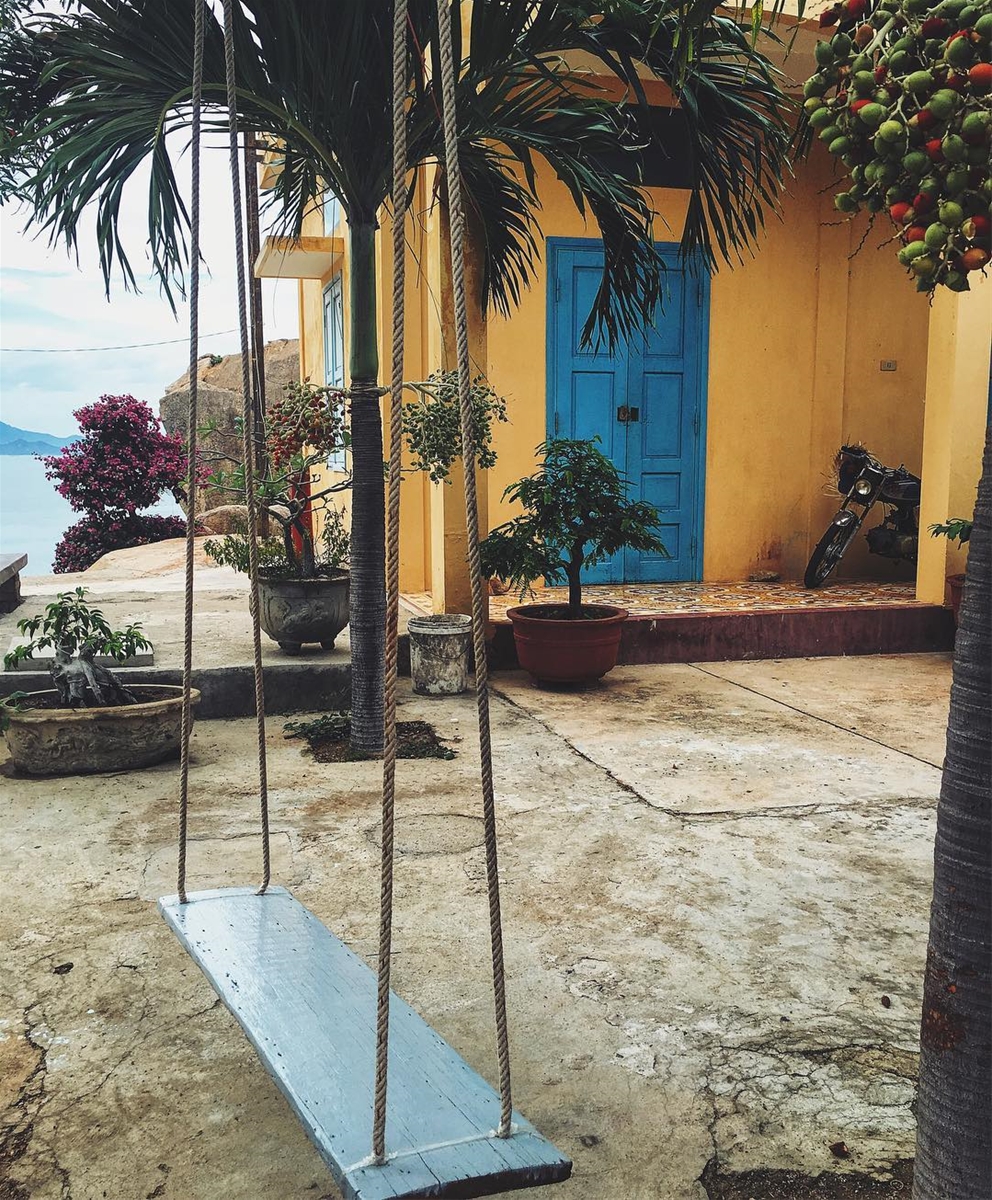 Ngôi nhà nhỏ ngay dưới chân ngọn Hải Đăng. Ảnh: Mimi on Instagram
