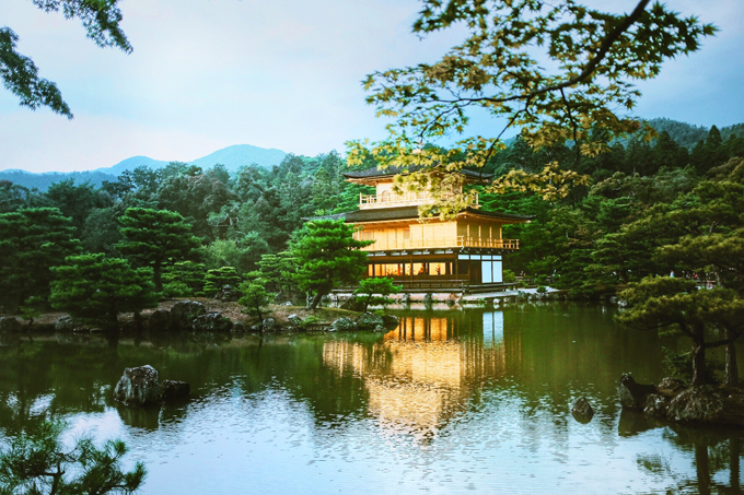 Đền vàng Kinkakuji hay Golden Pavilion, được coi là một trong những ngôi đền có giá trị quan trọng đối với đời sống tinh thần của người Nhật Bản. Ngôi đền nằm lặng lẽ giữa hồ, được dát vàng, trên đỉnh là hình ảnh của phượng hoàng, tạo nên một vẻ đẹp uy nghiêm, tráng lệ.
