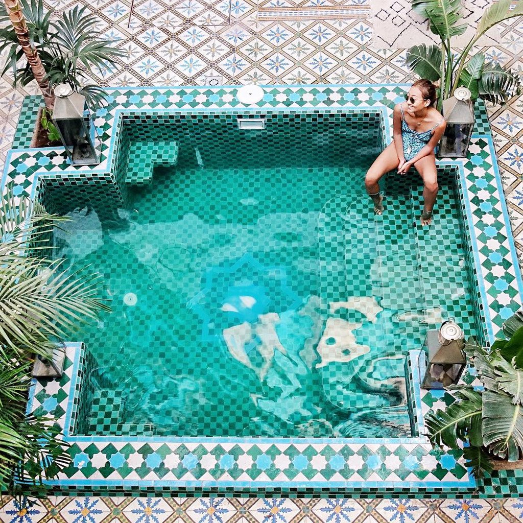 Sau đó, Lauren phát hiện ra 2 tài khoản Instagram theo đuôi cô khắp thế giới, chụp những bức ảnh y hệt, khiến hình ảnh bể bơi vô tình được đăng lại nhiều lần trên các trang báo du lịch. Khung cảnh tuyệt đẹp dần thu hút du khách tới đây.