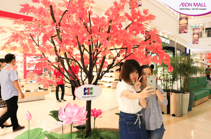Đặc biệt, với lối trang trí bắt mắt kết hợp lá phong đỏ Nhật Bản và hoa sen hồng Việt Nam kèm những chiếc đèn lồng huyền ảo, Aeon Mall Tân Phú Celadon là địa điểm giúp cả nhà bạn sở hữu những bức ảnh mới lạ và độc đáo mùa Trung thu năm nay.
