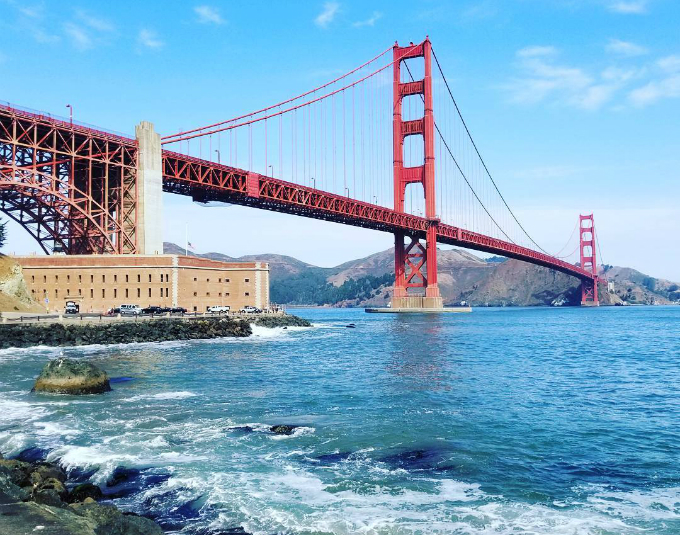 Mill Valley cách San Francisco 14 km và nối liền bằng cầu Cổng Vàng. Có lẽ chẳng có du khách nào tới California lại có thể "quên" chụp bức ảnh kinh điển tại cây cầu nổi tiếng này. Khi được hoàn thành vào năm 1937, Golden Gate Bridge là cây cầu treo dài nhất trên thế giới và đã trở thành một biểu tượng quốc tế của không chỉ San Francisco, California mà còn của nước Mỹ hiện đại. 