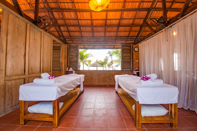 Du khách được thư giãn tại Sandle Spa với các liệu pháp massage kết hợp chăm sóc làn da sau một ngày khám phá biển đảo.