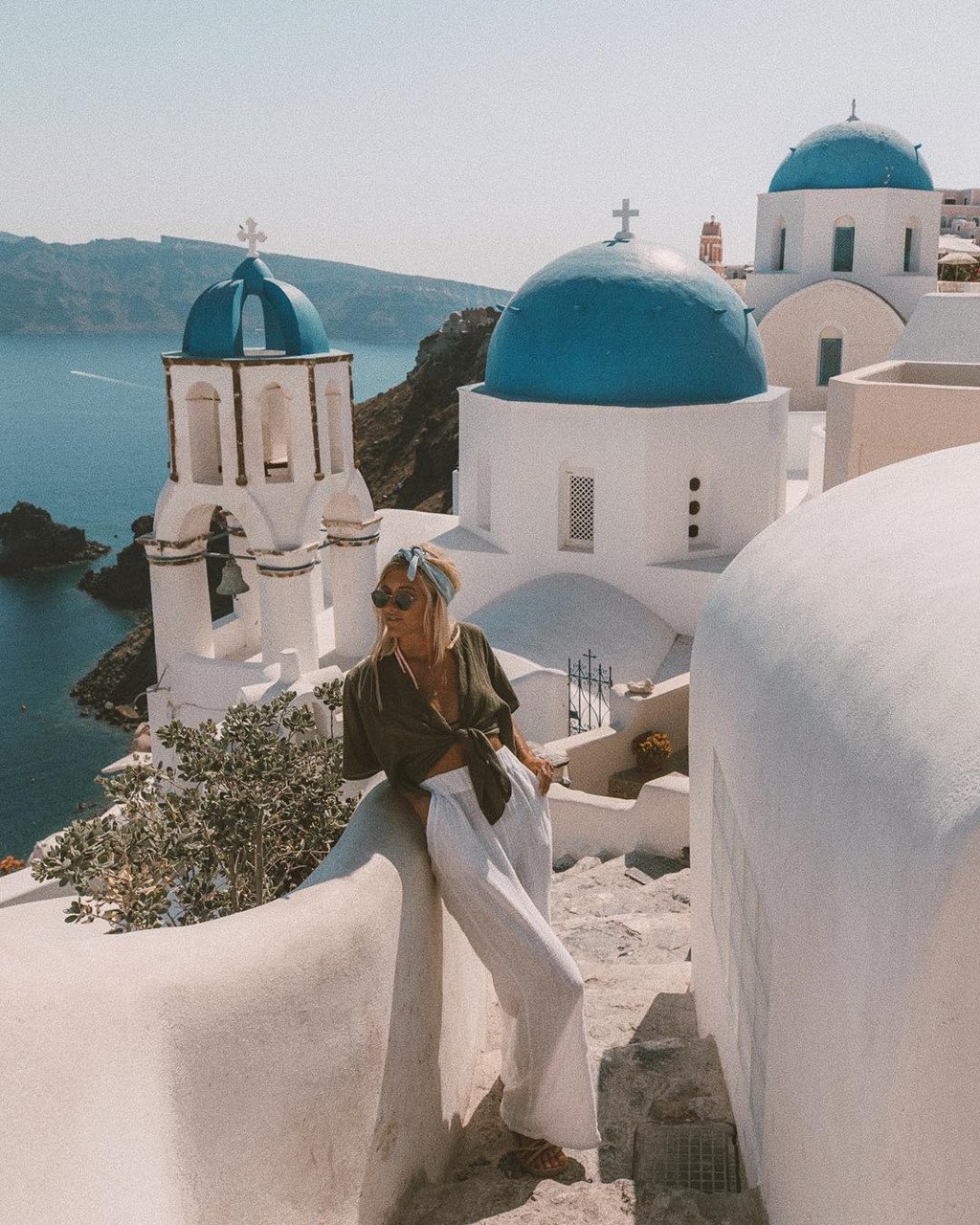 Đảo Santorini (Hy Lạp) với những tòa nhà hòa quyện giữa gam màu trắng tinh khôi và xanh coban quyến rũ là một trong những hòn đảo hút khách nhất châu Âu và cũng là điểm check-in quen thuộc trên Instagram. Tại sao những người có ảnh hưởng tới cộng đồng du lịch cùng đổ xô tới các địa điểm giống nhau và chụp những tấm hình tương tự? Ảnh: Instagram/gypsea_lust.