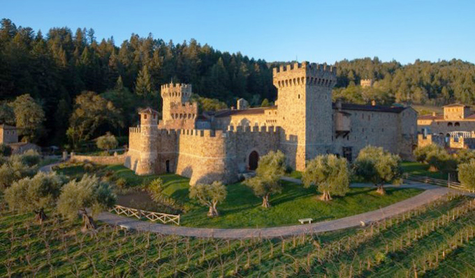 Điểm đến cuối cùng trong chuyến hành trình là Calistoga, cách Mill Valley khoảng hơn một giờ lái xe. Đây là một thành phố nhỏ ở thung lũng rượu vang Napa lẫy lững. Nơi đây ngập tràn bởi 450 vườn nho rộng lớn, ngút tầm mắt, suối nước nóng, nhà máy rượu vang nức tiếng xa gần và đặc biệt là một lâu đài cổ mang bóng dáng châu Âu thời Trung cổ.
