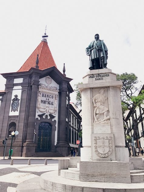 Tại Madeira đặt nhiều tượng danh nhân trên đường phố. 