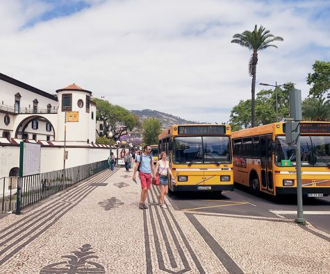 Có nhiều phương tiện nhưng du khách chọn cách đi bộ để khám phá Madeira. 