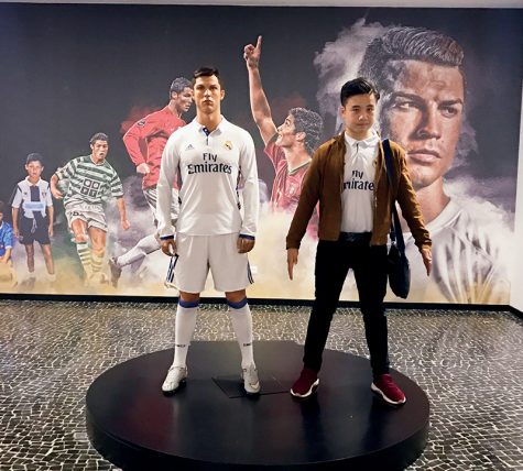 Tác giả bên cạnh tượng sáp Cristiano Ronaldo tại Bảo tàng Ronaldo. 