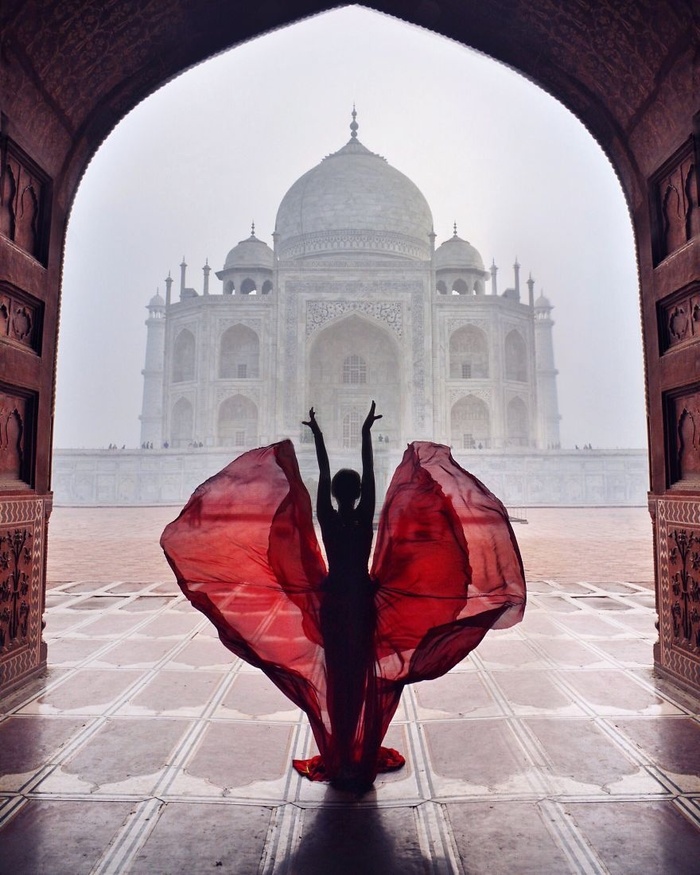 Cô nàng khiến nhiều người trầm trồ với vũ điệu của mình trước đền Taj Mahal, Ấn Độ. 