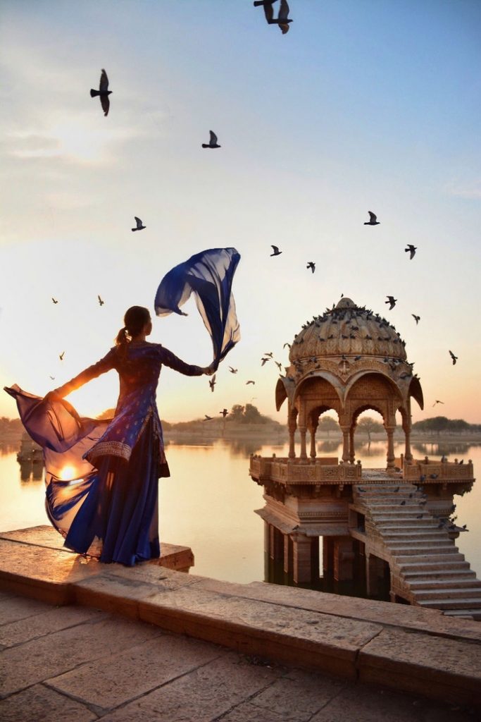 Ninelly trông như một nữ thần buổi bình minh khi đến thăm Jaisalmer, Ấn Độ. 