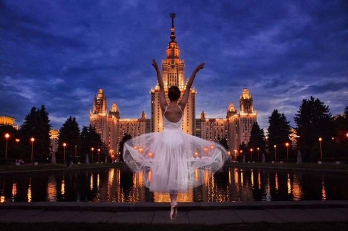 Cô gái trẻ bỗng chốc trở thành một vũ công ba lê với những điệu nhảy ấn tượng khi đứng trước trường Đại học Moscow State. 
