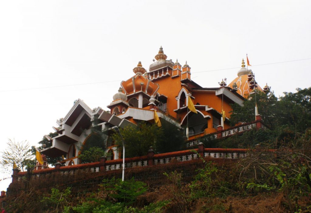 Ngôi đền Hindu giáo Hanuman Mandir nằm trên đồi cao - Ảnh: T.T.H