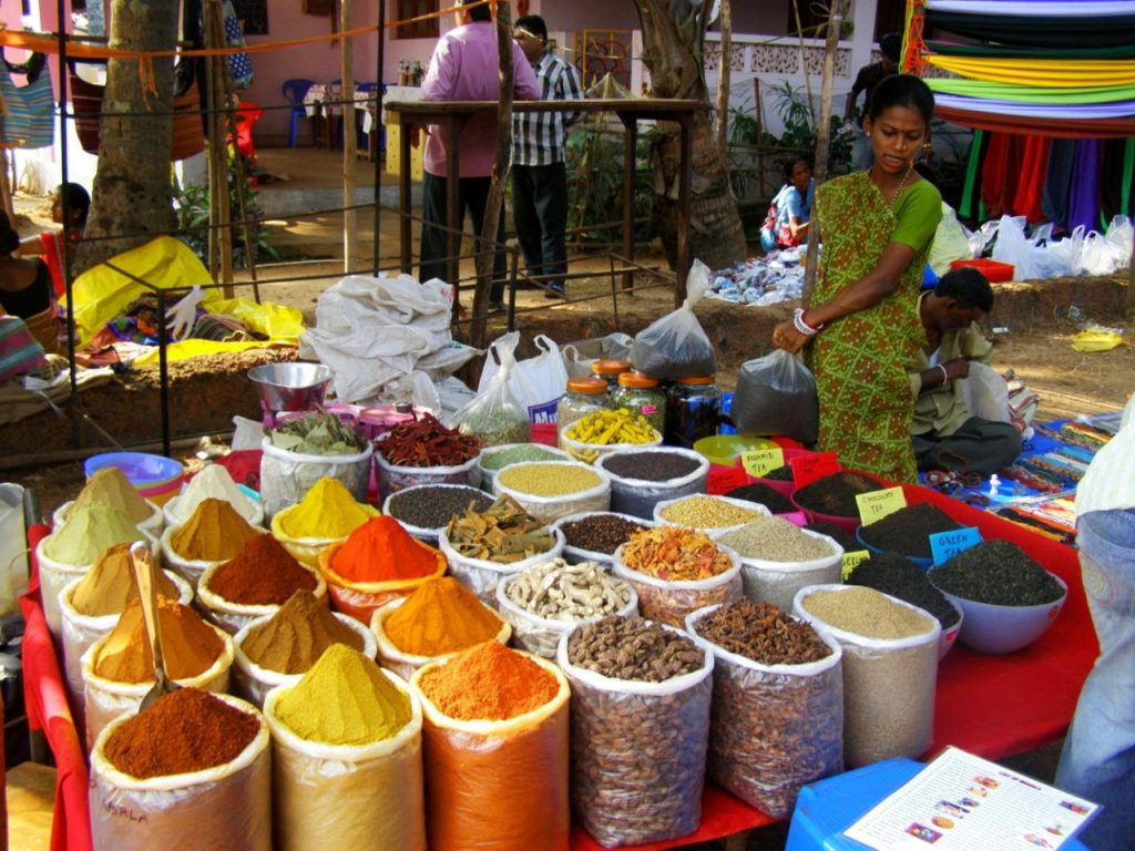 Sắc màu gia vị quen thuộc Ấn Độ ở chợ trời Anjuna - Ảnh: T.T.H. 