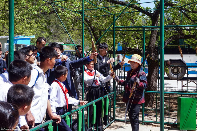 Trẻ em học bắn cung tại công viên Taesongsan 