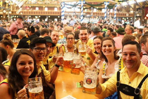 Năm 2016, lễ hội Oktoberfest tại Đức đón khoảng 6 triệu du khách. Ảnh: Fanatics. 