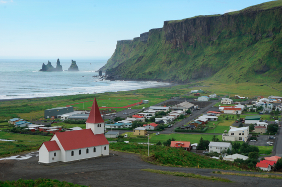 Iceland nổi bật với những cảnh quan đặc biệt như núi lửa, bãi biển cát đen và suối nước nóng. (Ảnh: Getty)