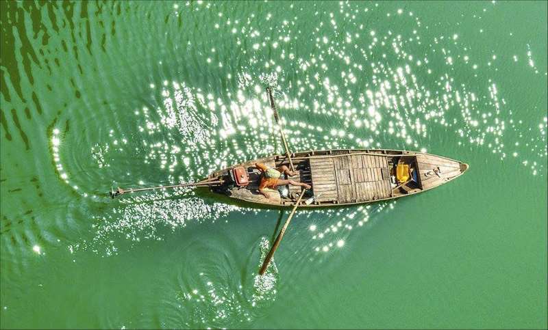 Tác phẩm "Vũ điệu mái chèo" ghi lại khoảnh khắc con thuyền lênh đênh trên dòng sông Buôn Mê Thuột. (Ảnh: Shayne Vu)