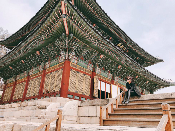 Vũ Thu Phương tới Seoul vào một ngày mùa xuân cùng chồng và con gái. Hai mẹ con cựu người mẫu cũng thuê hanbok chụp ảnh trong khuôn viên Gyeongbokgung.