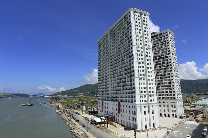 Một tổ hợp khách sạn ở quận Sơn Trà, Đà Nẵng vừa được khai trương và đưa vào sử dụng. Tổ hợp gồm hai tòa nhà 29 tầng, công suất 1.600 phòng khách sạn và căn hộ cùng hệ thống tiện ích nghỉ dưỡng, vui chơi giải trí được xây dựng chỉ trong vòng 15 tháng. 