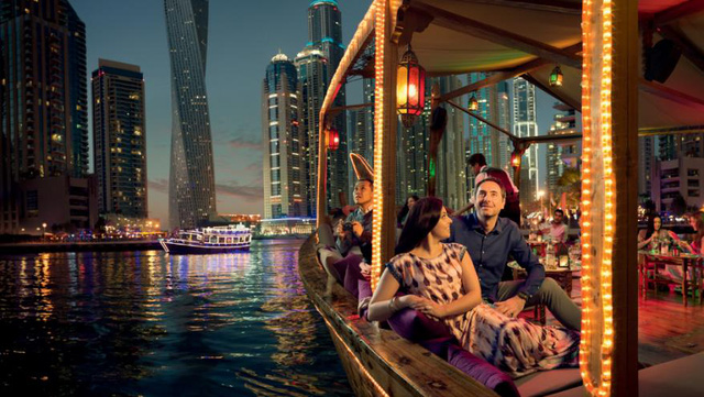 Dạo thuyền buồm Dhow trên lạch nước Dubai