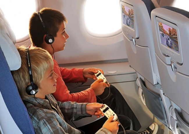 Đeo tai nghe: tai nghe trên máy bay thường đã qua tay rất nhiều người sử dụng. Về nguyên tắc, chúng sẽ được làm sạch trước khi đóng gói trước mỗi chuyến bay nhưng không ai kiểm chứng được nó có thực sự sạch vi khuẩn hay không. Bởi vậy, tốt nhất là nên tự mang theo tai nghe của mình.