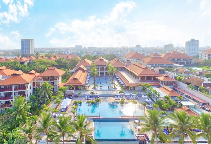 Trung tâm hội nghị và triển lãm quốc tế nằm ở phía nam khu resort 5 sao đầu tiên của Đà Nẵng, cách biển chỉ 400 m. Trong đó khu resort có 198 phòng, được thiết kế theo phong cách đặc trưng văn hóa các dân tộc Việt Nam, đặc biệt là nét kiến trúc Chămpa, hòa trộn nét kiến trúc Pháp.