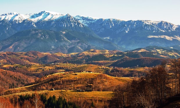 10. Núi Piatra Craiului vùng Transylvania: Vào thời điểm tháng 10, khi lá cây dần thưa đi, dãy núi Piatra Craiului rất tuyệt vời để khám phá. Những cung đường mòn hiện lên rõ nét, đi lên những điểm cao mà du khách có thể phóng tầm mắt ra khắp khu vực.