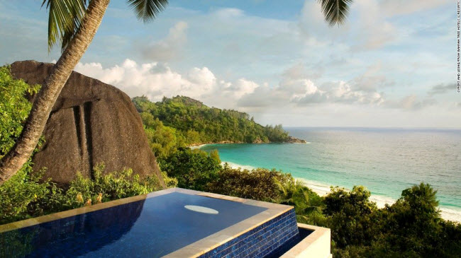 Banyan Tree, Seychelles: Bể bơi tại khu nghỉ dưỡng Banyan Tree có hướng nhìn tuyệt đẹp xuống Ấn Độ Dương và được bao quanh bởi những hàng cọ và rừng nhiệt đới. 
