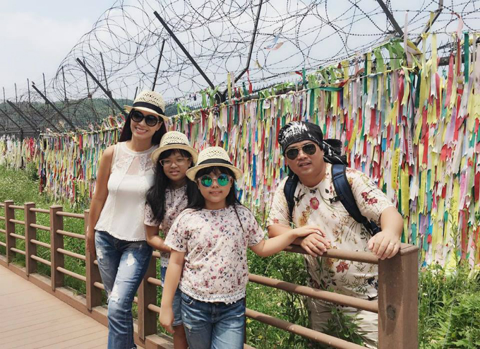 Cũng trong chuyến đi mùa hè năm ngoái, gia đình Thúy Hạnh - Minh Khang đã đưa hai con gái đến khu DMZ để hiểu thêm về các giá trị lịch sử.