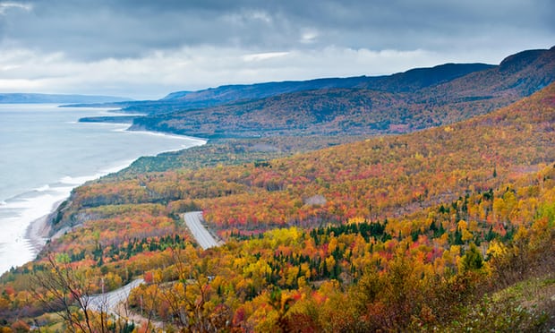13. Đảo Cape Breton, Nova Scotia: Vào thu, toàn bộ hòn đảo "khoác" lên mình chiếc áo đa màu sắc, đỏ tươi, vàng và những gam màu xanh từ những vòm cây không đổi sắc.